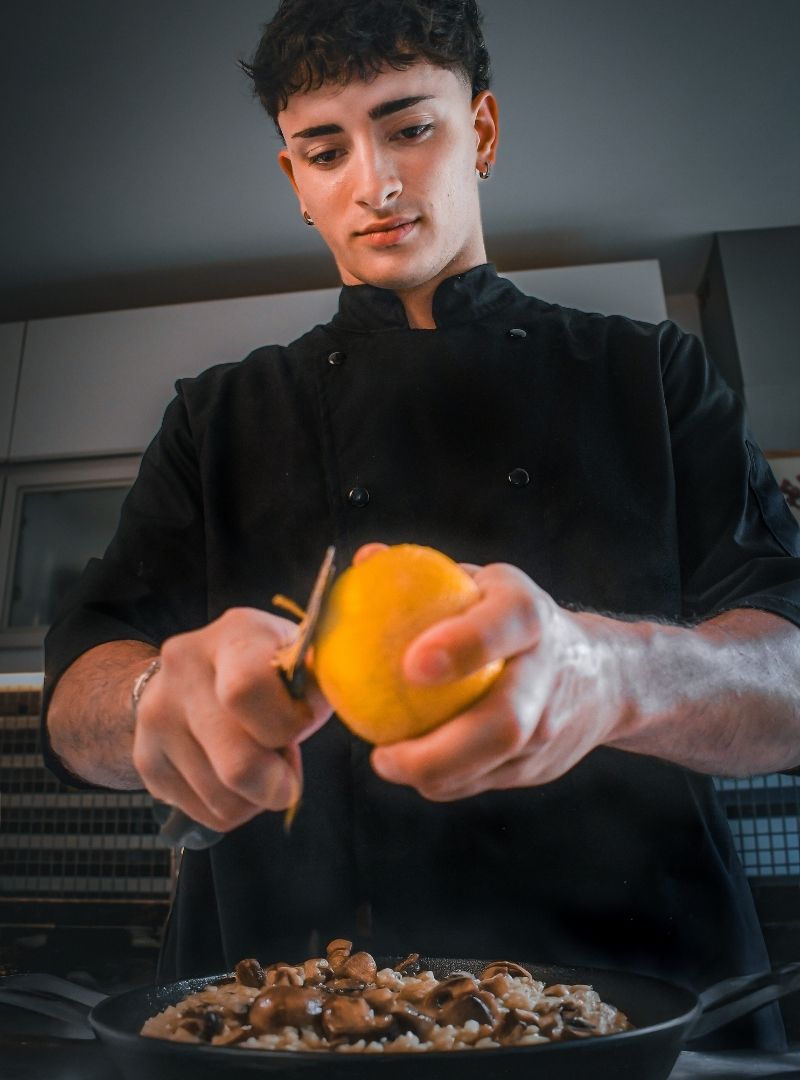 receta risotto tradicional,como hacer risotto cremoso,risotto paso a paso,risotto de langostinos,risotto de pollo cremoso,receta de risotto facil,tecnica para hacer risotto,chef argentino recetas,risotto italiano original,arroz para risotto cual usar,chef especializado en risottos,recetas de chef joven argentino,cocina italiana moderna,chef en quilmes,chef profesional en quilmes,chef de cocina italiana,recetas de risotto,risotto tradicional italiano,cocina de autor en quilmes,catering en quilmes,chef para eventos en quilmes,catering zona sur buenos aires,chef privado en quilmes,clases de cocina en quilmes,chef joven argentino,cocina artesanal argentina,gastronomia en quilmes,eventos gastronomicos en quilmes,experiencia gastronomica en zona sur,recetas de risotto cremoso y contenido culinario.,influencer,cocina de autor,risotto,quilmes,cocina,identidad,Iván,chaski,cocinero,microinfluencer,cocinero de redes,cocinero redes sociales,colaboraciones de cocina