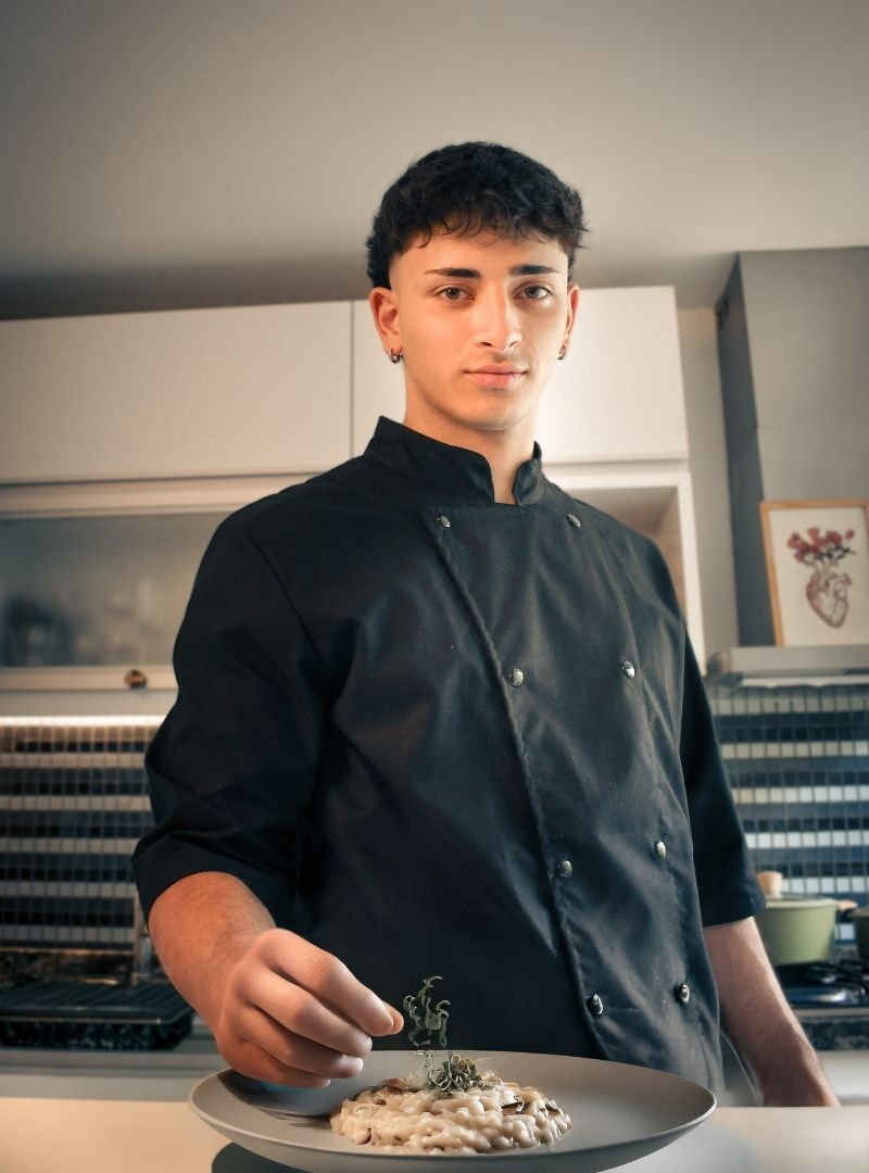 receta risotto tradicional,como hacer risotto cremoso,risotto paso a paso,risotto de langostinos,risotto de pollo cremoso,receta de risotto facil,tecnica para hacer risotto,chef argentino recetas,risotto italiano original,arroz para risotto cual usar,chef especializado en risottos,recetas de chef joven argentino,cocina italiana moderna,chef en quilmes,chef profesional en quilmes,chef de cocina italiana,recetas de risotto,risotto tradicional italiano,cocina de autor en quilmes,catering en quilmes,chef para eventos en quilmes,catering zona sur buenos aires,chef privado en quilmes,clases de cocina en quilmes,chef joven argentino,cocina artesanal argentina,gastronomia en quilmes,eventos gastronomicos en quilmes,experiencia gastronomica en zona sur,recetas de risotto cremoso y contenido culinario.,influencer,cocina de autor,risotto,quilmes,cocina,identidad,Iván,chaski,cocinero,microinfluencer,cocinero de redes,cocinero redes sociales,colaboraciones de cocina