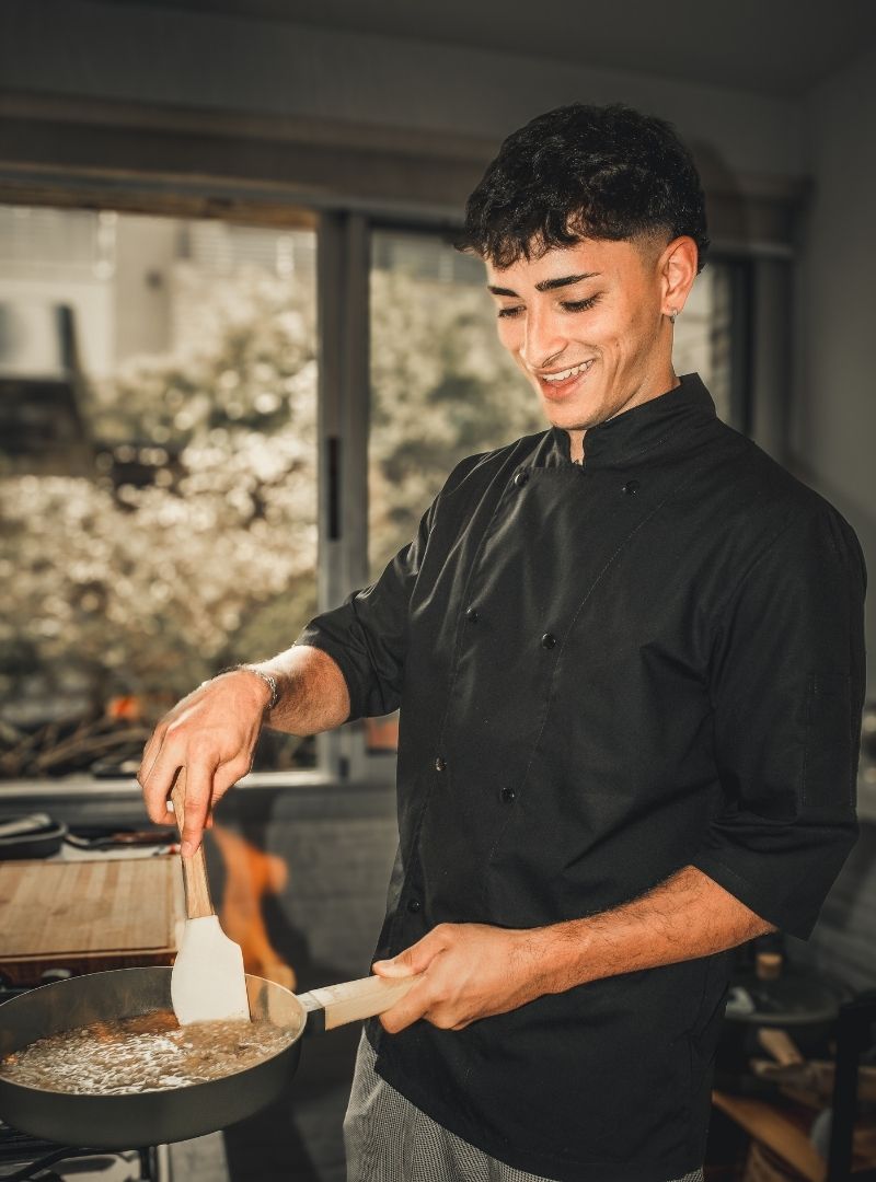 receta risotto tradicional,como hacer risotto cremoso,risotto paso a paso,risotto de langostinos,risotto de pollo cremoso,receta de risotto facil,tecnica para hacer risotto,chef argentino recetas,risotto italiano original,arroz para risotto cual usar,chef especializado en risottos,recetas de chef joven argentino,cocina italiana moderna,chef en quilmes,chef profesional en quilmes,chef de cocina italiana,recetas de risotto,risotto tradicional italiano,cocina de autor en quilmes,catering en quilmes,chef para eventos en quilmes,catering zona sur buenos aires,chef privado en quilmes,clases de cocina en quilmes,chef joven argentino,cocina artesanal argentina,gastronomia en quilmes,eventos gastronomicos en quilmes,experiencia gastronomica en zona sur,recetas de risotto cremoso y contenido culinario.,influencer,cocina de autor,risotto,quilmes,cocina,identidad,Iván,chaski,cocinero,microinfluencer,cocinero de redes,cocinero redes sociales,colaboraciones de cocina