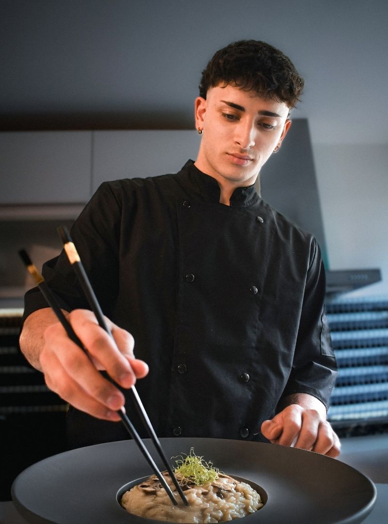 receta risotto tradicional,como hacer risotto cremoso,risotto paso a paso,risotto de langostinos,risotto de pollo cremoso,receta de risotto facil,tecnica para hacer risotto,chef argentino recetas,risotto italiano original,arroz para risotto cual usar,chef especializado en risottos,recetas de chef joven argentino,cocina italiana moderna,chef en quilmes,chef profesional en quilmes,chef de cocina italiana,recetas de risotto,risotto tradicional italiano,cocina de autor en quilmes,catering en quilmes,chef para eventos en quilmes,catering zona sur buenos aires,chef privado en quilmes,clases de cocina en quilmes,chef joven argentino,cocina artesanal argentina,gastronomia en quilmes,eventos gastronomicos en quilmes,experiencia gastronomica en zona sur,recetas de risotto cremoso y contenido culinario.,influencer,cocina de autor,risotto,quilmes,cocina,identidad,Iván,chaski,cocinero,microinfluencer,cocinero de redes,cocinero redes sociales,colaboraciones de cocina